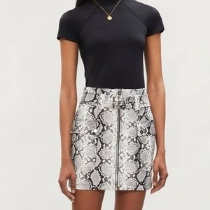 TOPSHOP Gray, White & Black Snake Print‎ Faux Leather Belted Mini Skirt Size 6
